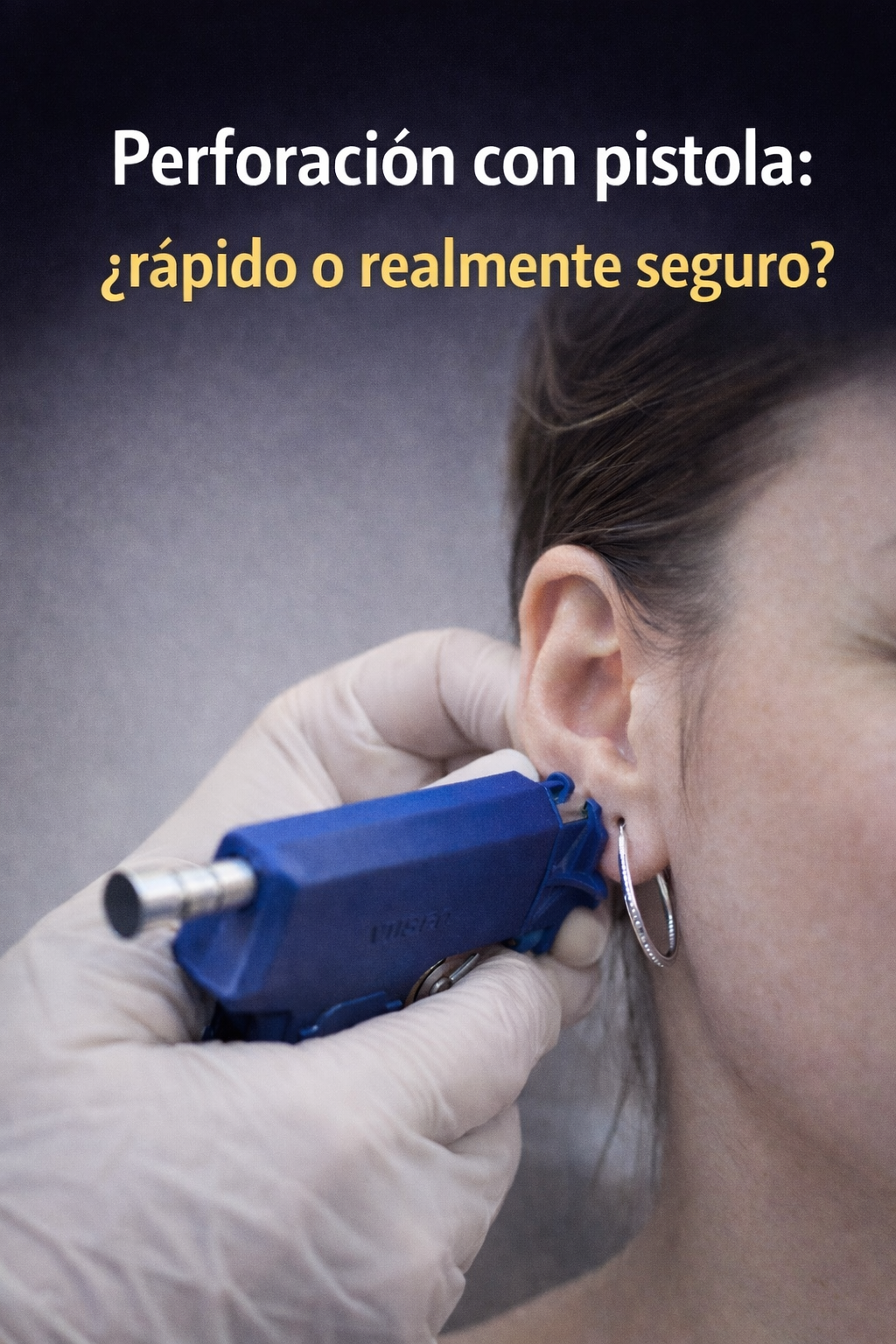 Tatuaje de una mujer diabólica dentro de una telaraña, sosteniendo una calavera. Cuernos rojos y parte superior naranja.