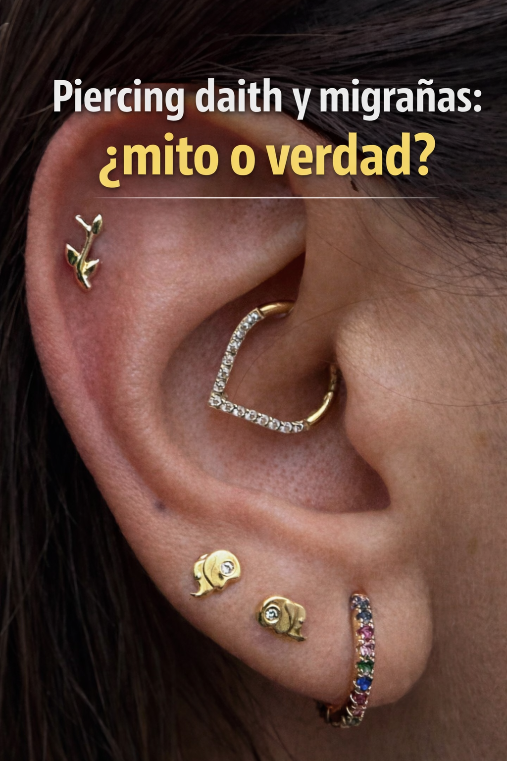 Tatuaje de una mujer diabólica dentro de una telaraña, sosteniendo una calavera. Cuernos rojos y parte superior naranja.