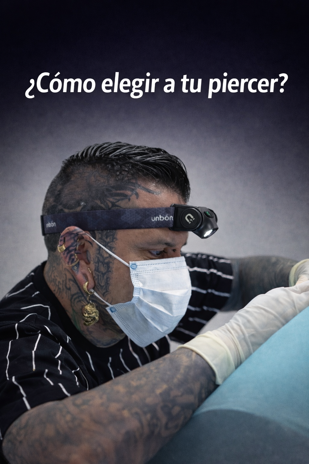 Tatuaje de una mujer diabólica dentro de una telaraña, sosteniendo una calavera. Cuernos rojos y parte superior naranja.