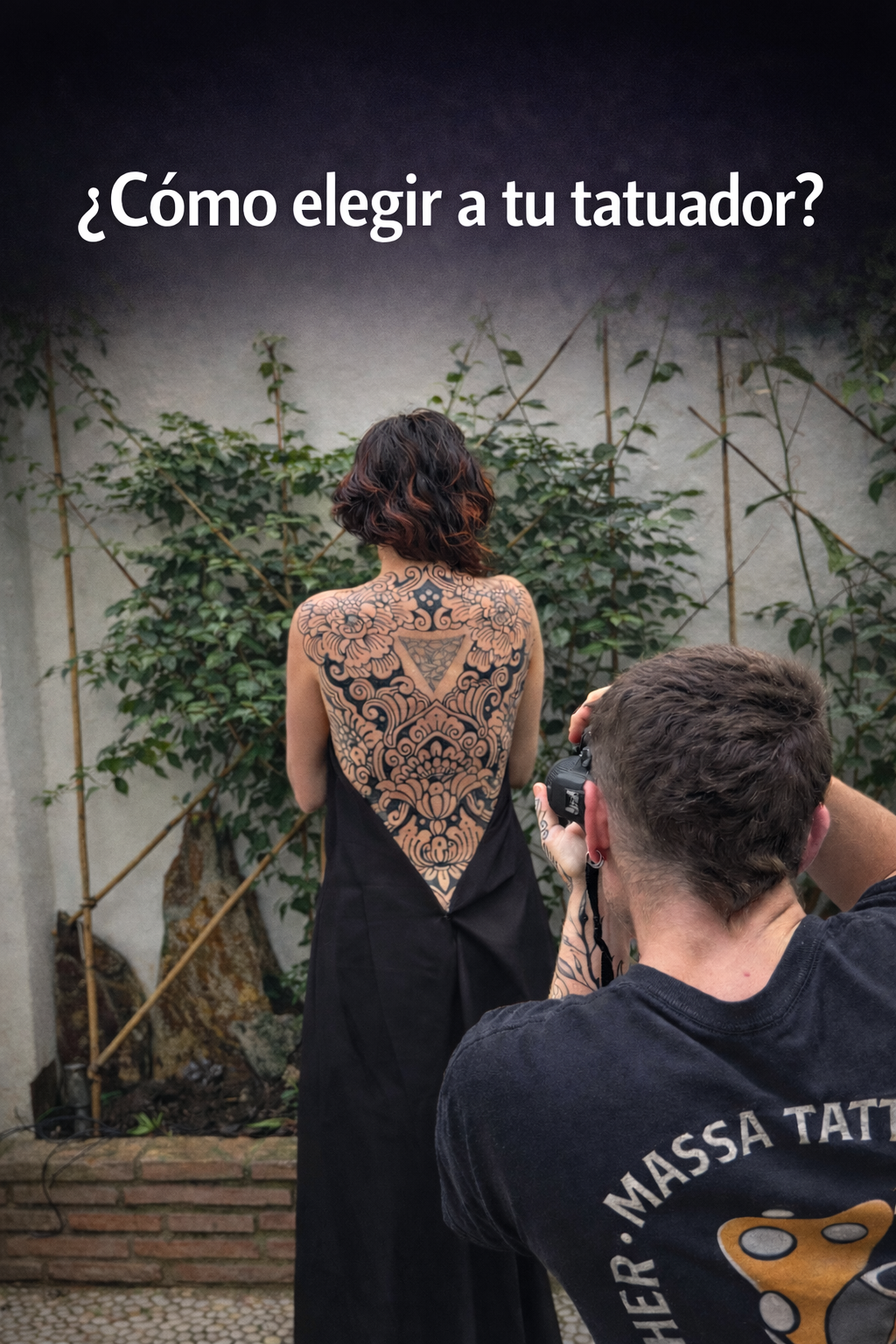 Tatuaje de una mujer diabólica dentro de una telaraña, sosteniendo una calavera. Cuernos rojos y parte superior naranja.