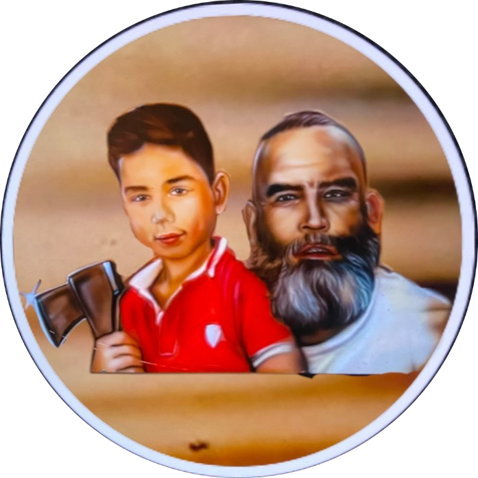 Un garçon en chemise rouge tient deux haches, à côté d'un homme à la barbe blanche, tous deux souriant à l'intérieur d'un cadre rond.