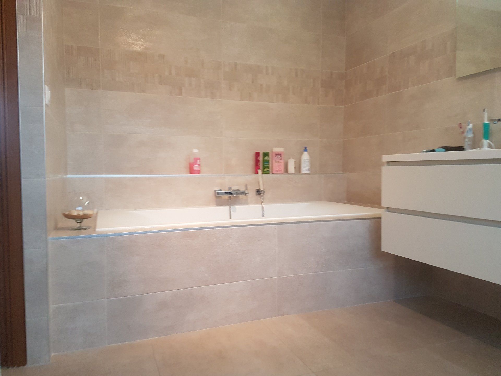 Rénovation salle de bain - baignoire carrelage gris très claire