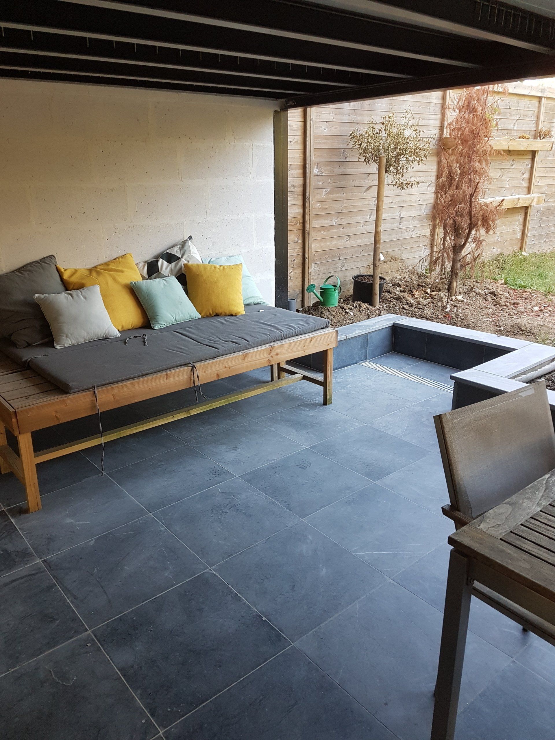 Terrasse en carrelage gris - après