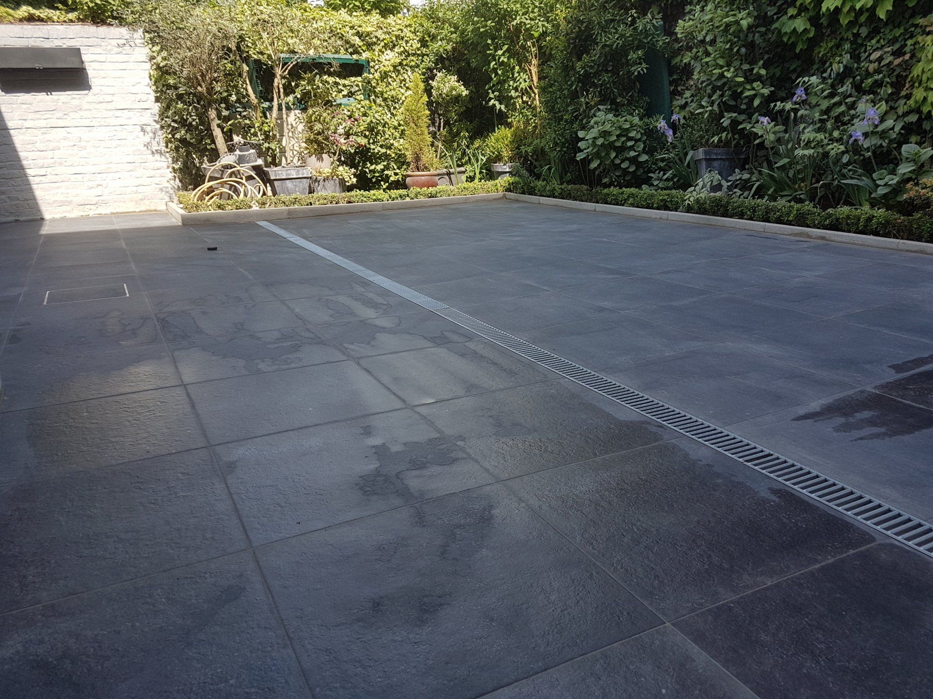 Terrasse en carrelage gris - avant