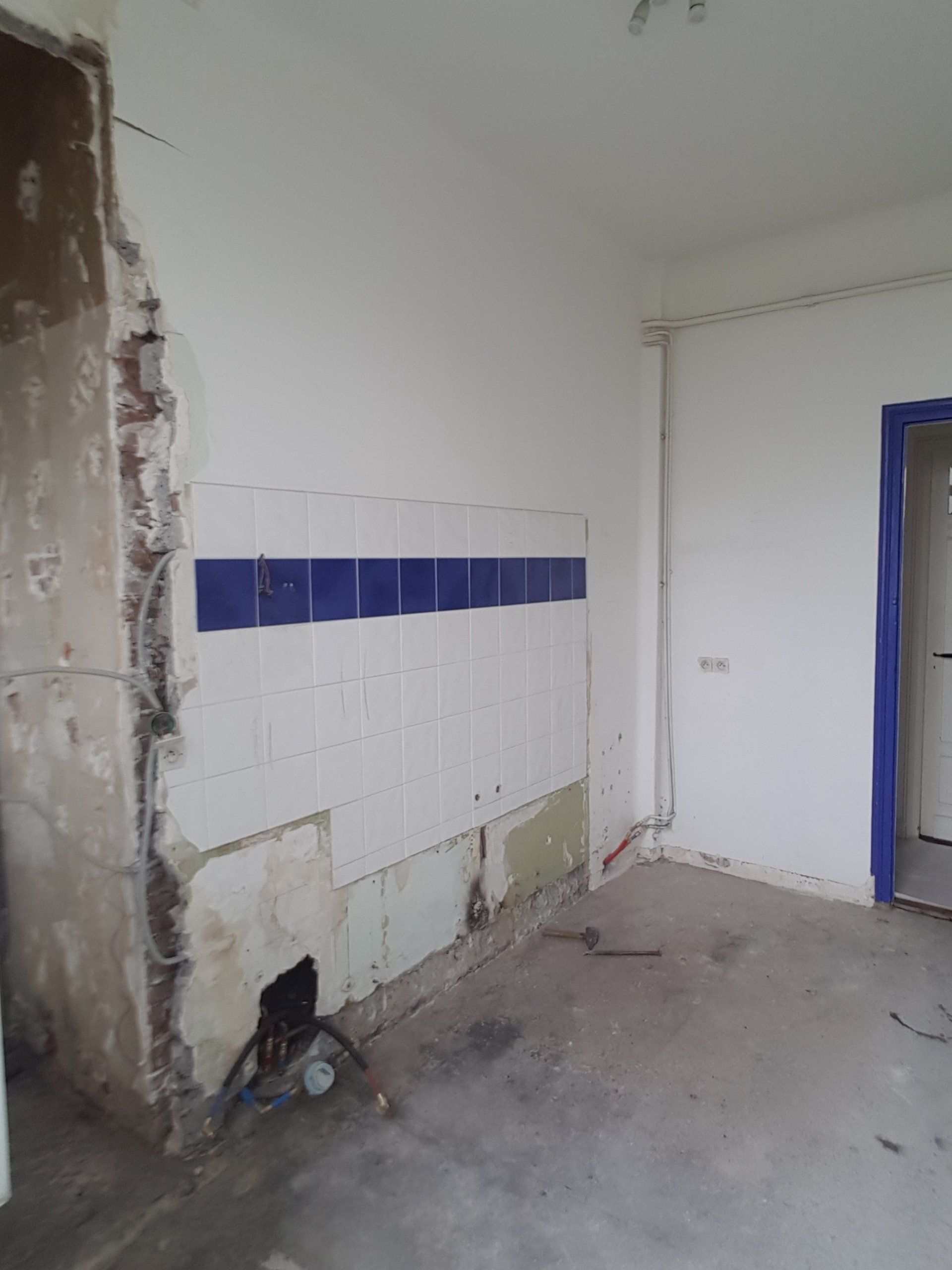 Rénovation salle de bain blanche et bleue