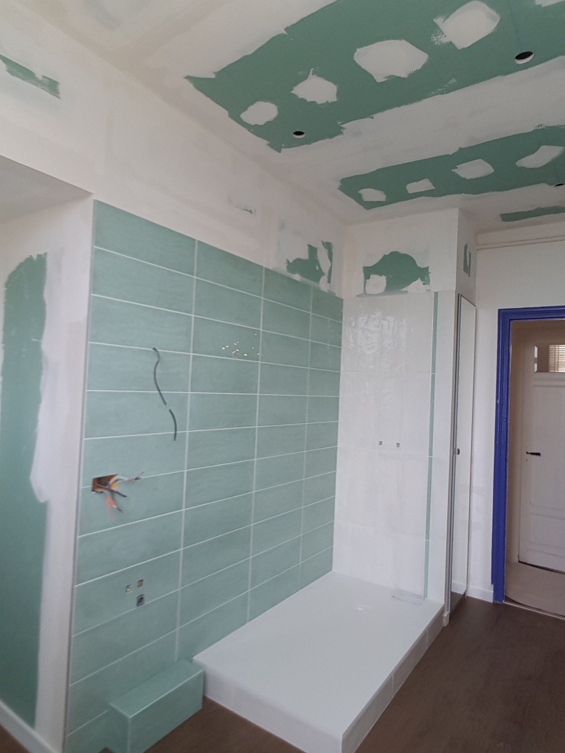 Rénovation salle de bain vert eau - carrelage mural