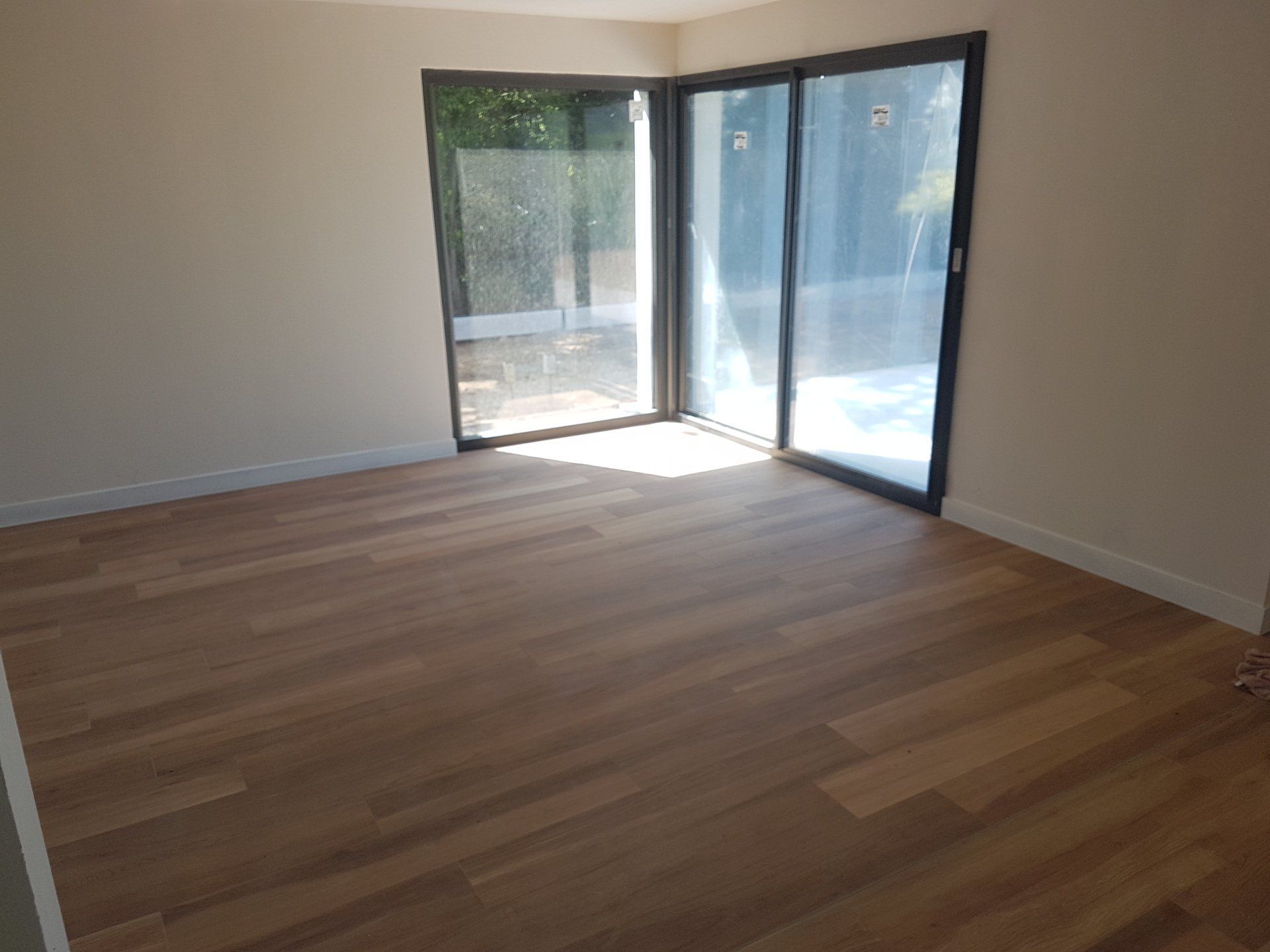 Carrelage imitation parquet plus baie vitrée