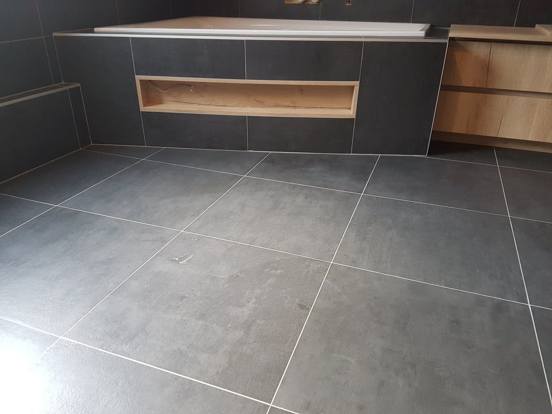 Salle de bain grise et bois - baignoire