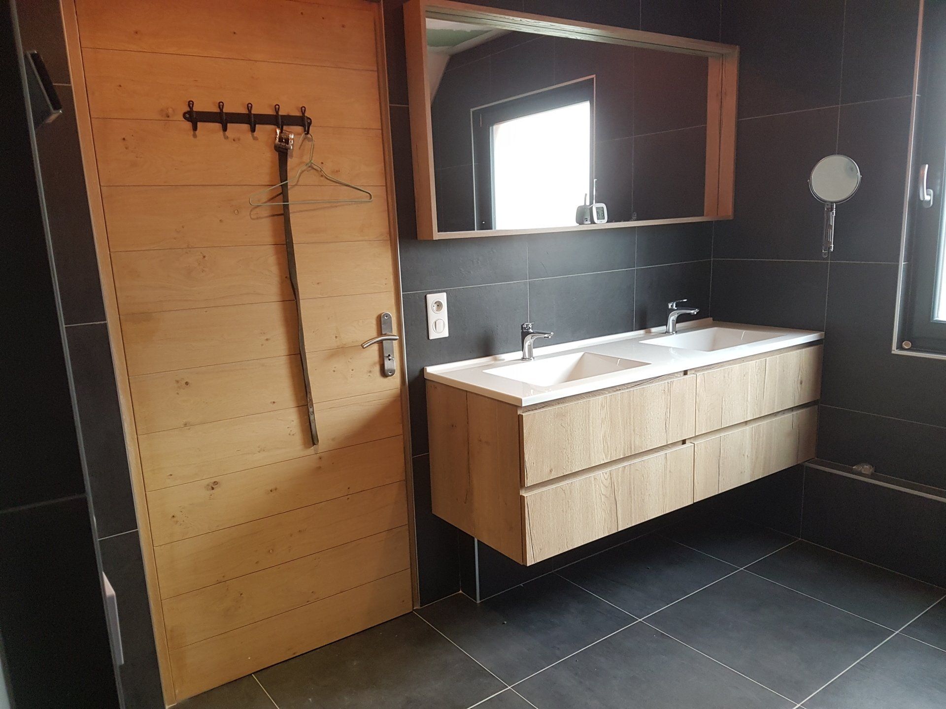 Salle de bain grise et bois