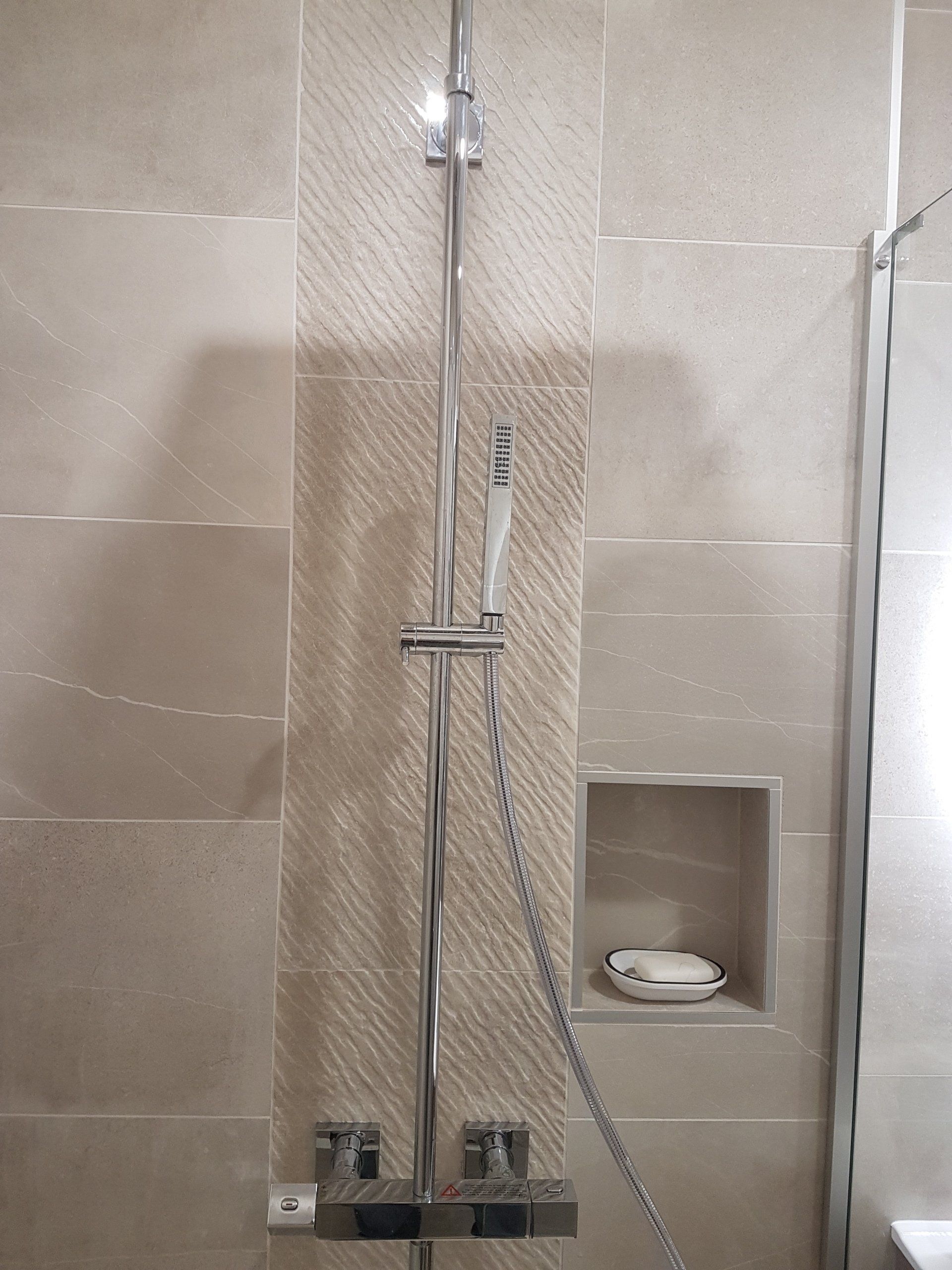 Douche à carrelage écrue