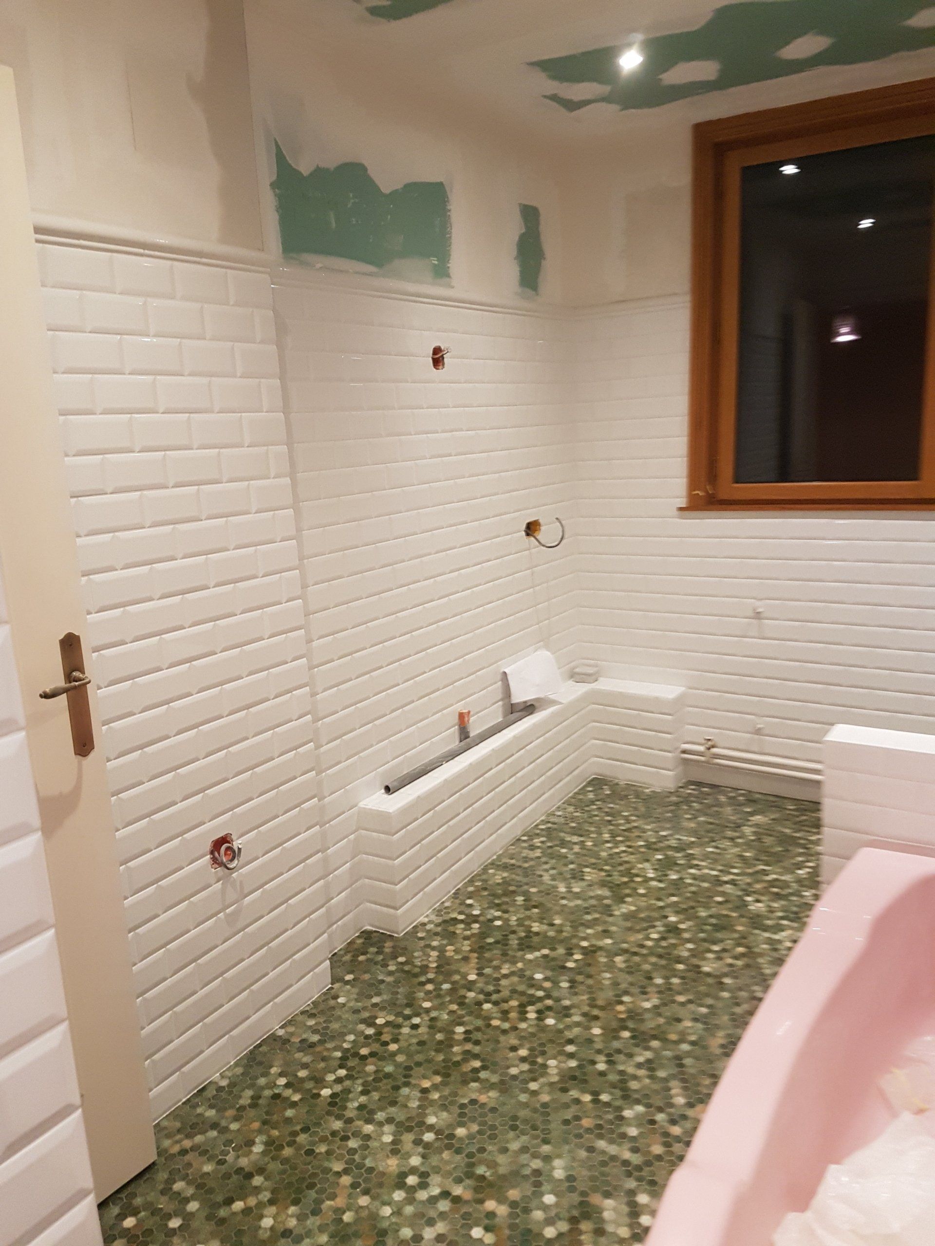 Salle de bain à carrelage blanc