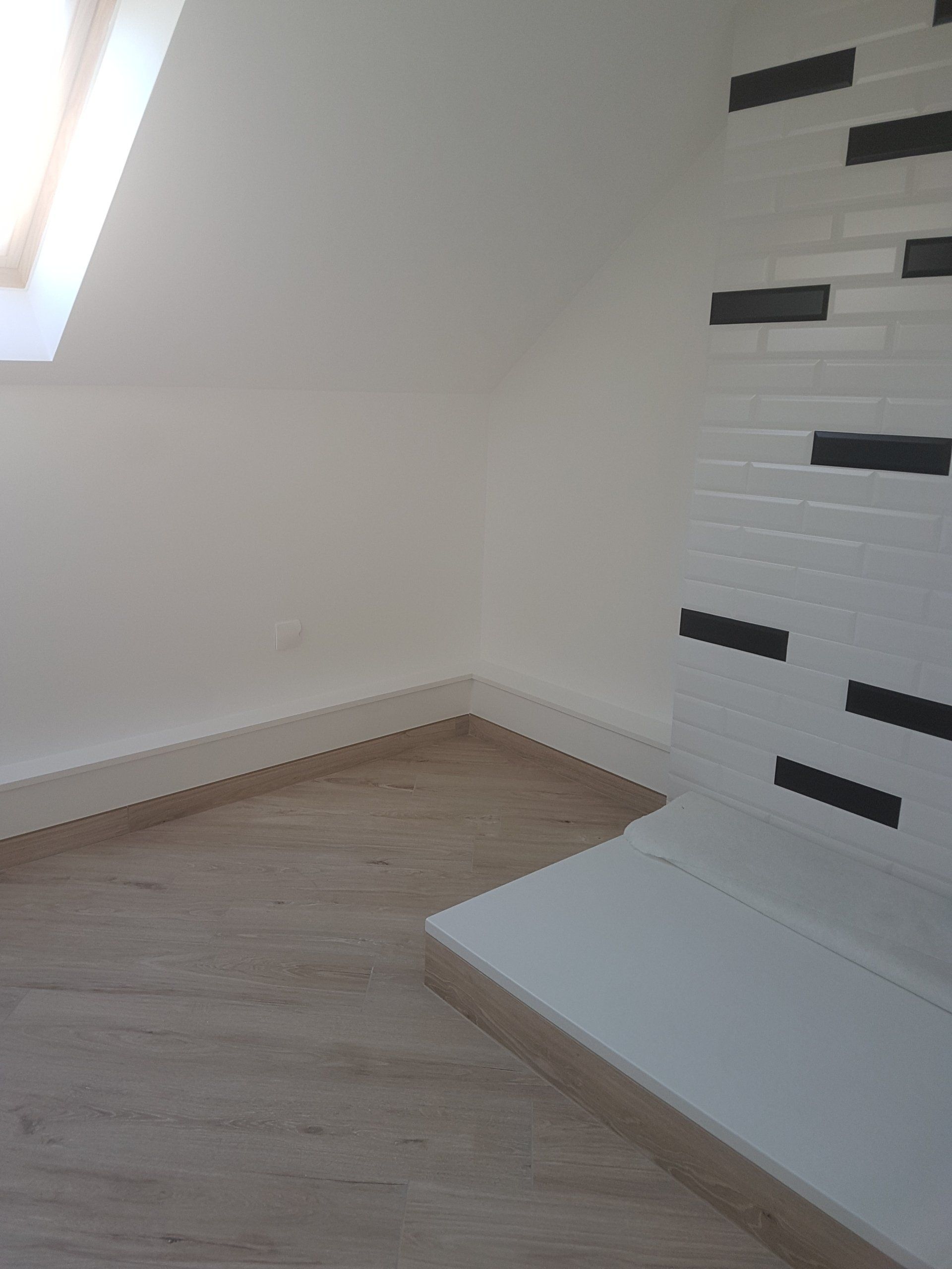 Carrelage mural noir et blanc avant