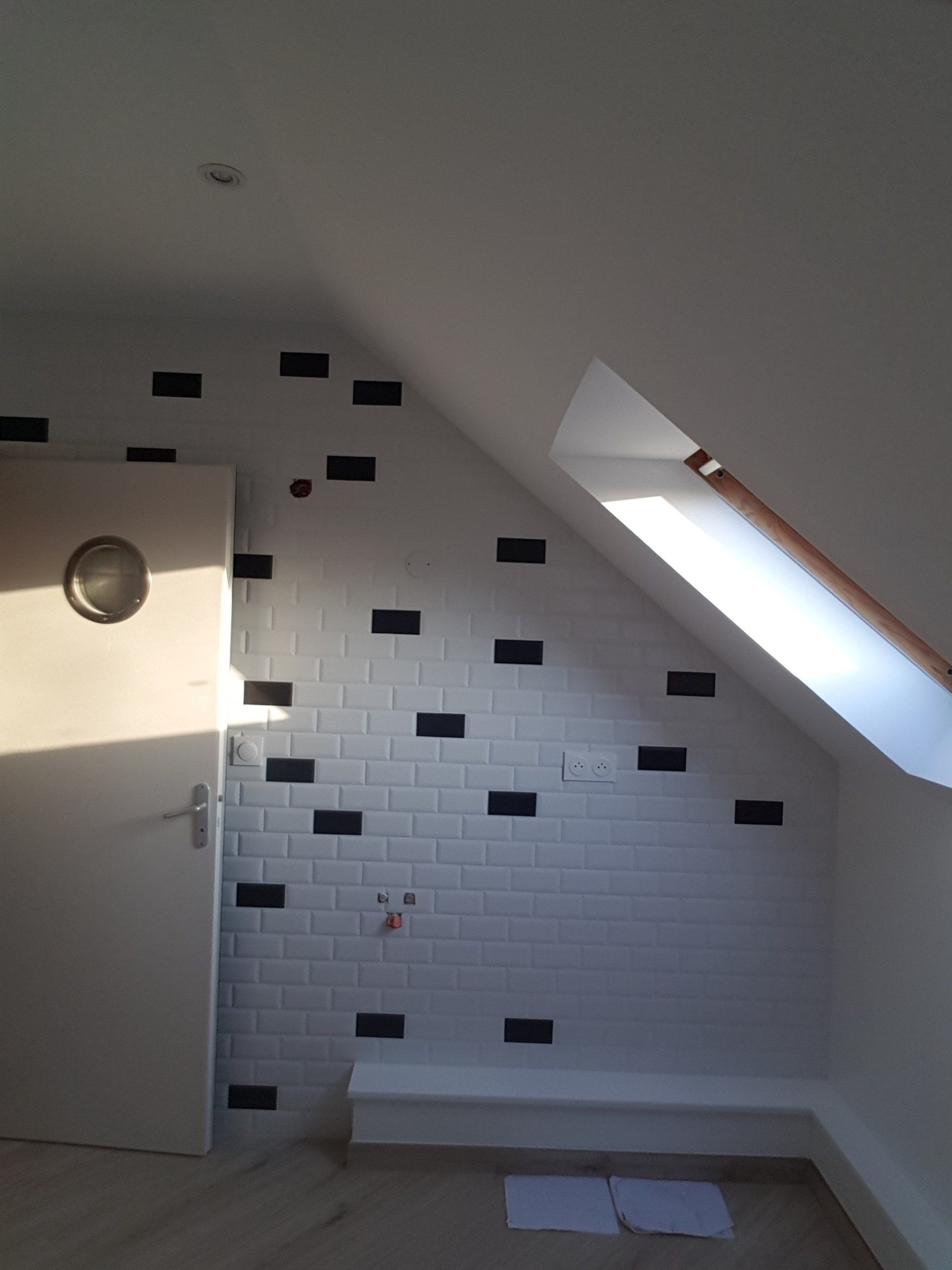 Carrelage mural noir et blanc après