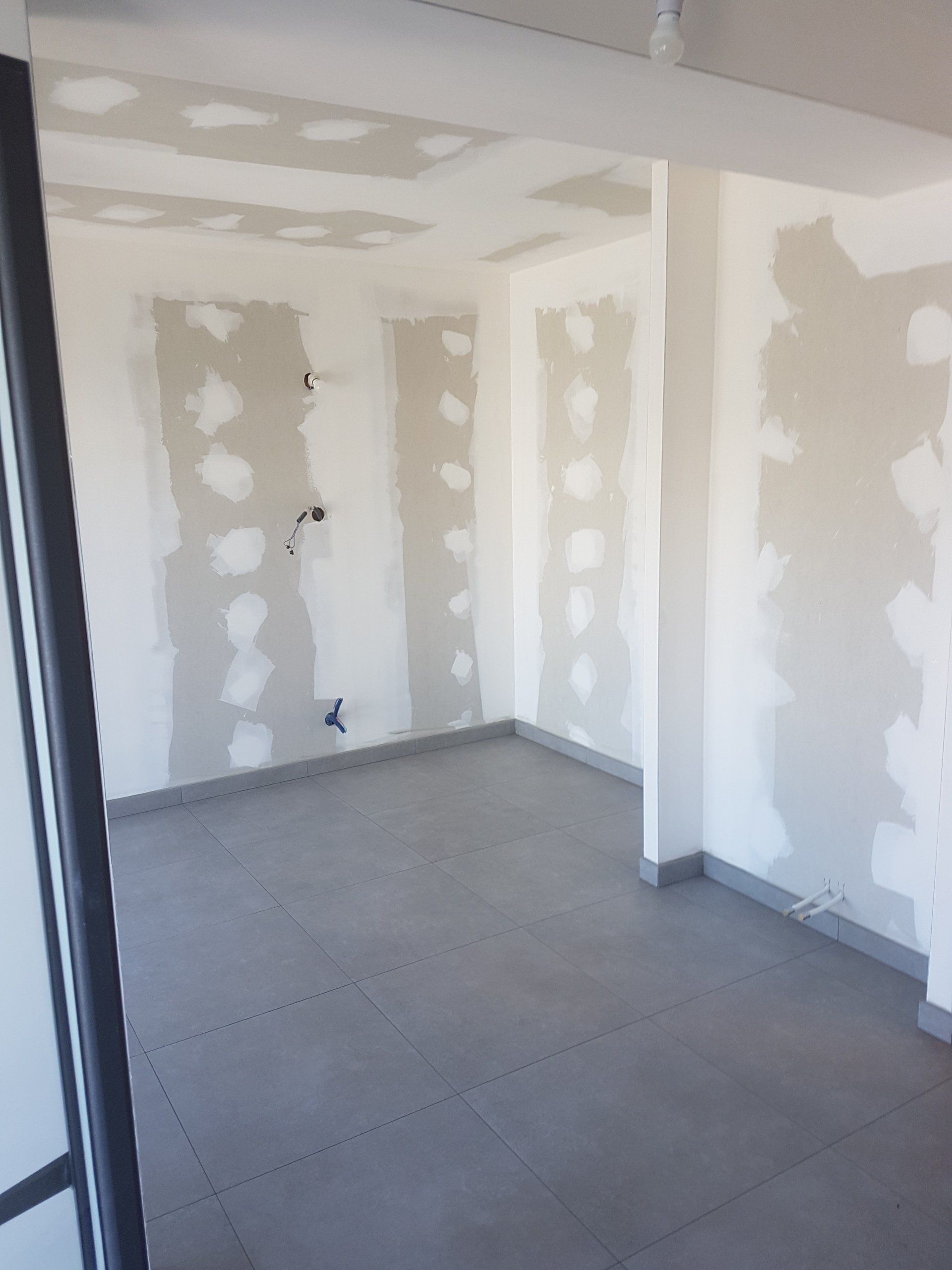 Pose de carrelage gris - fin