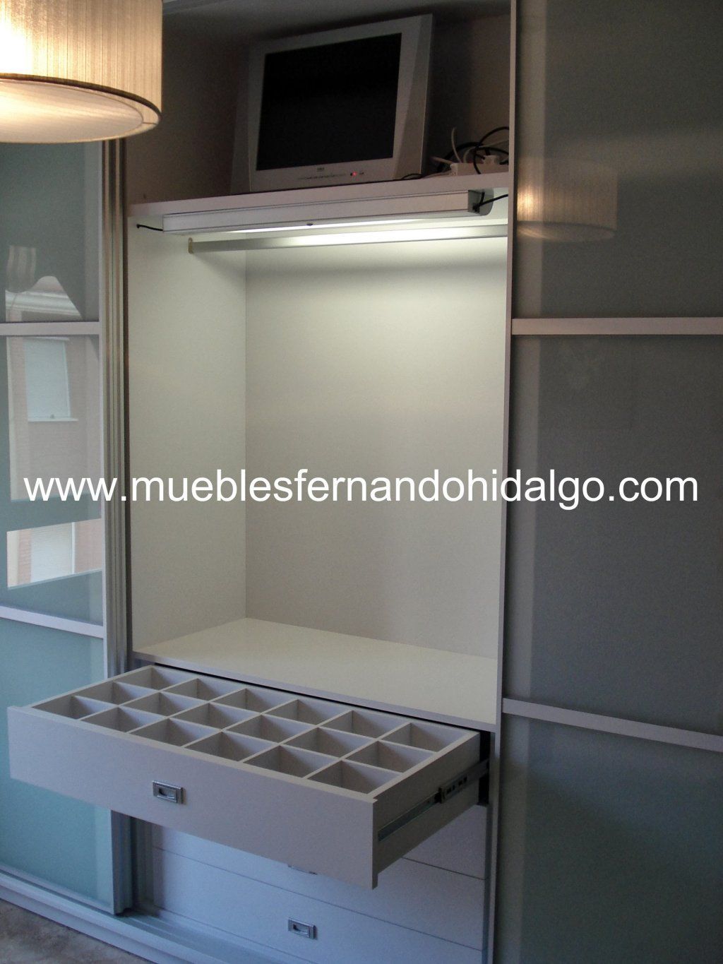 Una foto de un armario con la pagina web www.mueblesfernandohidalgo.com