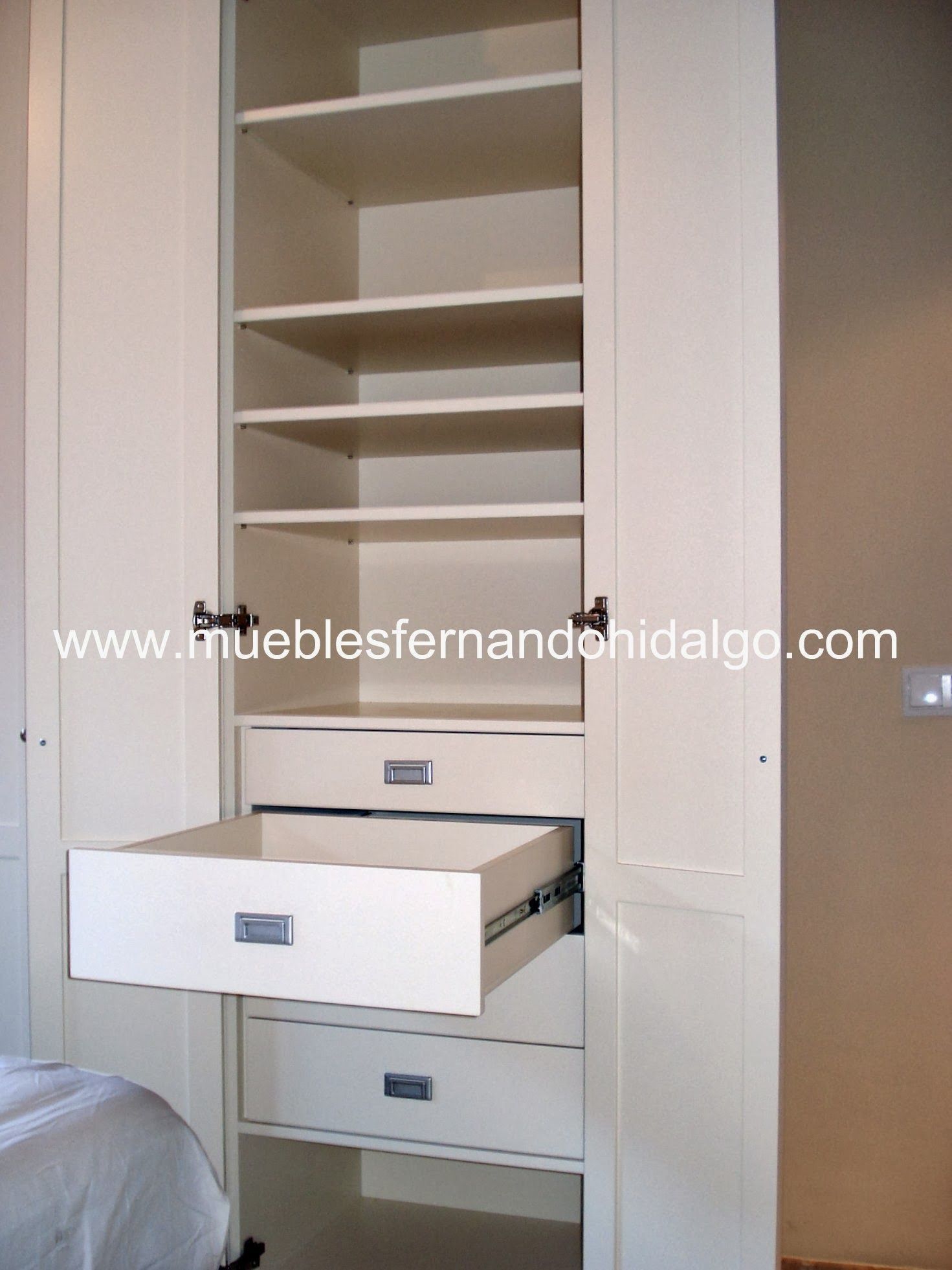 Una foto de un armario con la pagina web www.mueblesfernandohidalgo.com