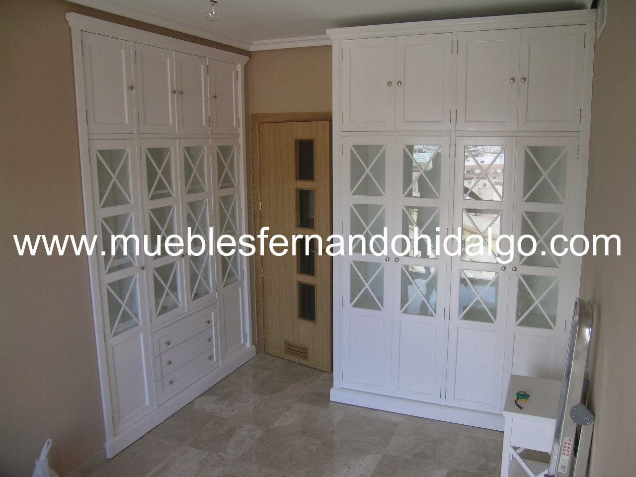 Una foto de un armario con la pagina web www.mueblesfernandohidalgo.com