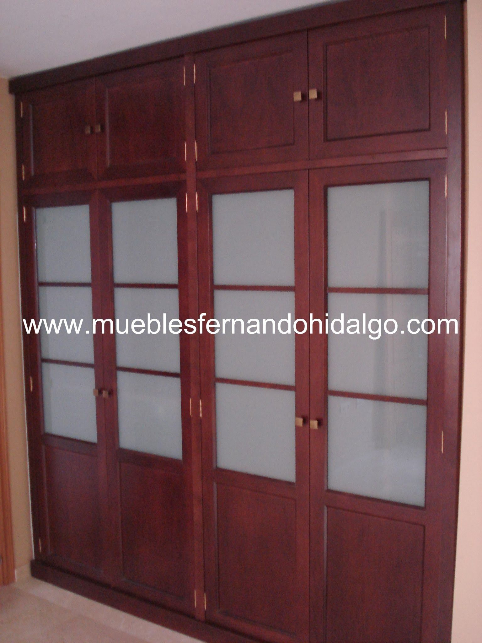 Una foto de un armario con la pagina web www.mueblesfernandohidalgo.com