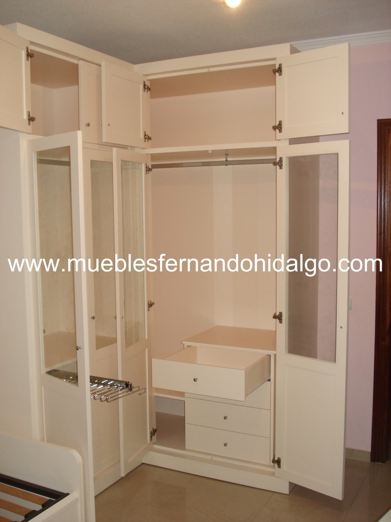 Una foto de un armario con la página web www.mueblesfernandohidalgo.com en la parte inferior