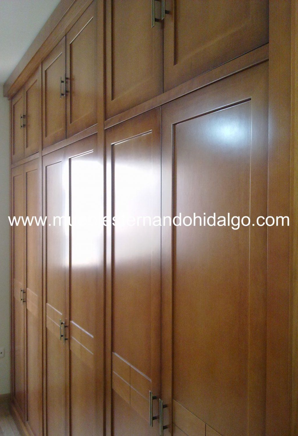 Una foto de un armario con la pagina web www.mueblesfernandohidalgo.com