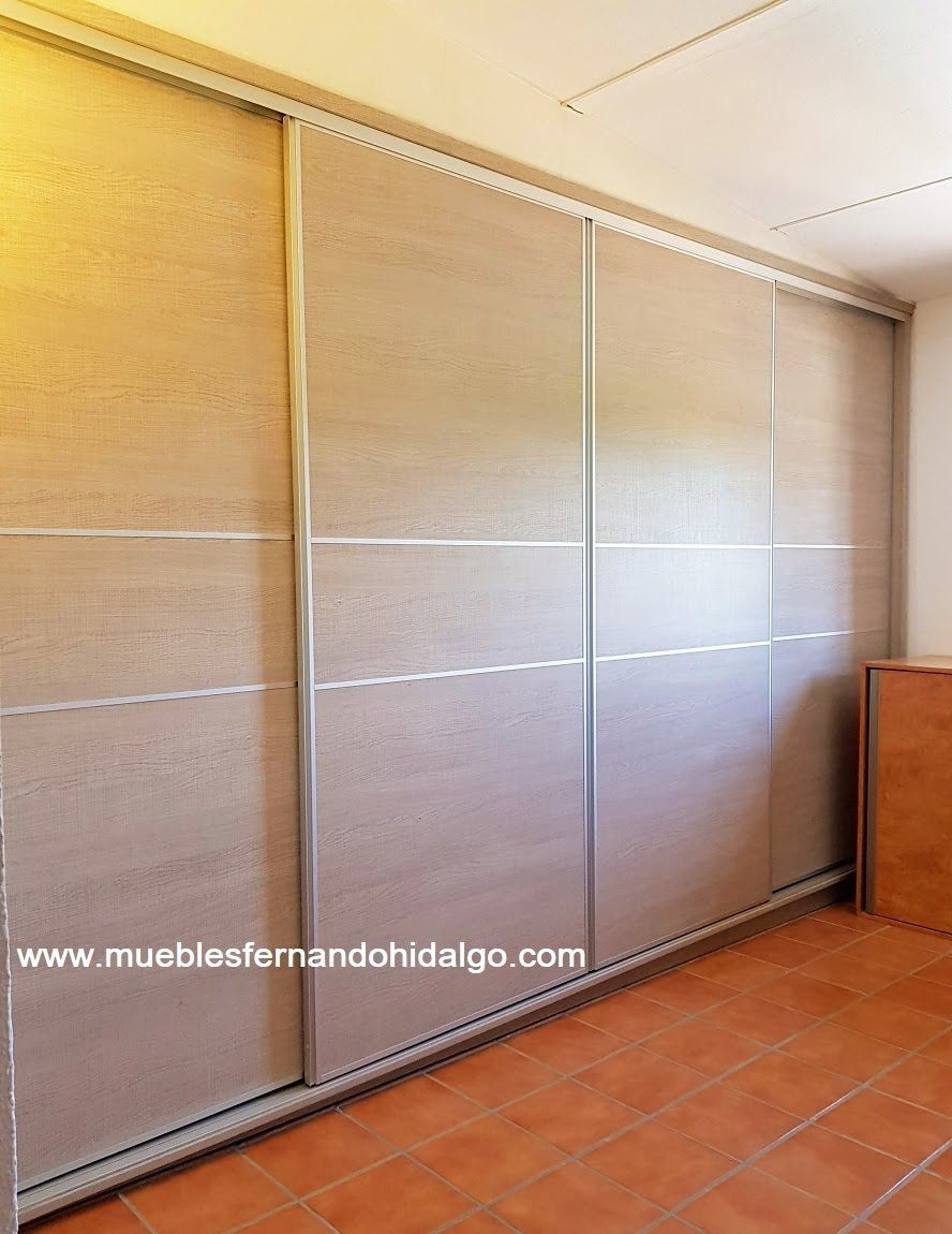 Una imagen de un armario corredero con la página web www.mueblesfernandohidalgo.com en la esquina.
