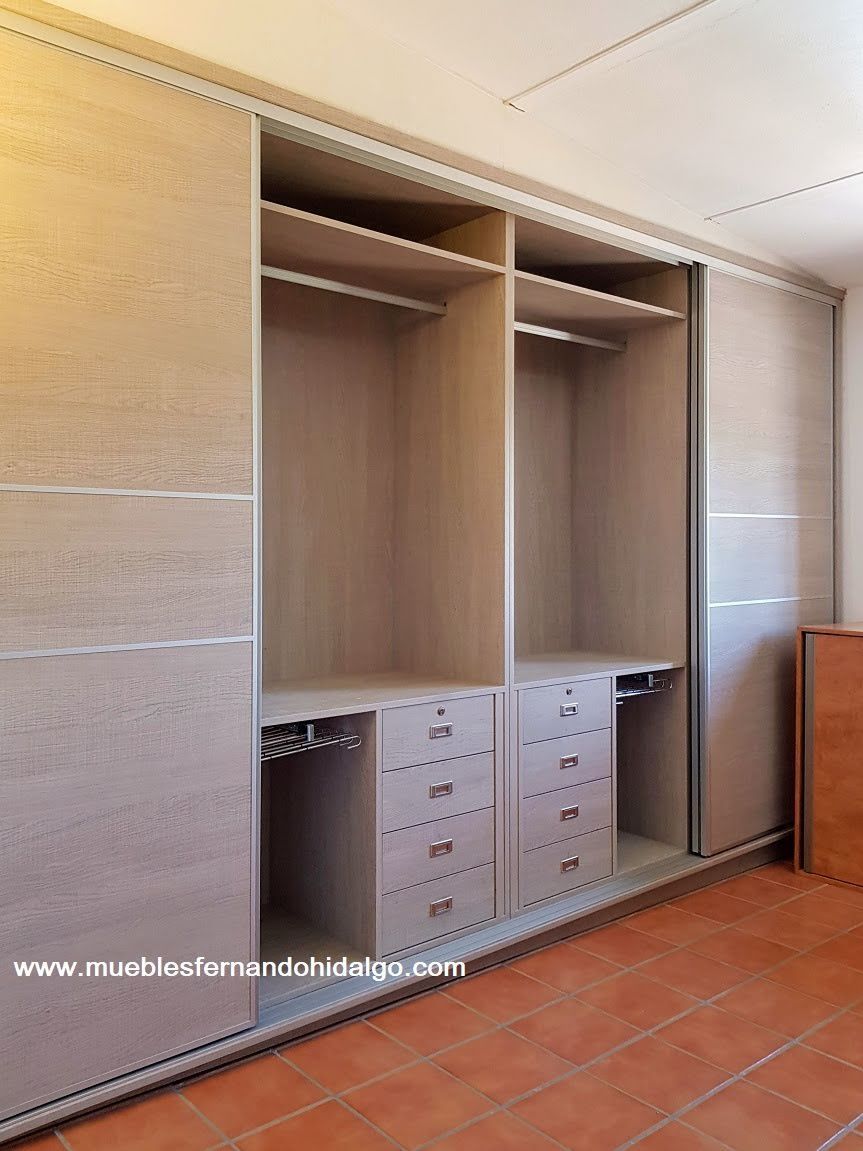 Un gran armario con puertas corredizas y cajones.