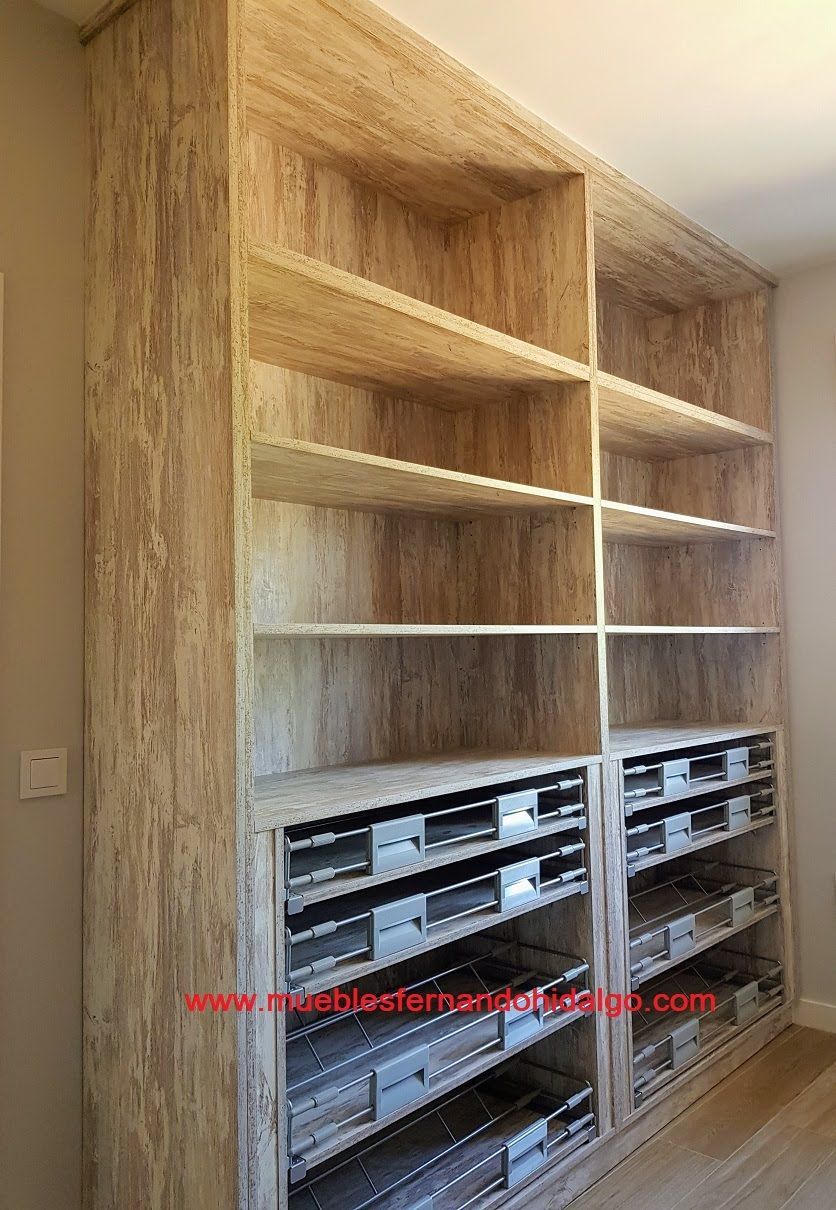 Una habitación con muchos estantes y cajones.