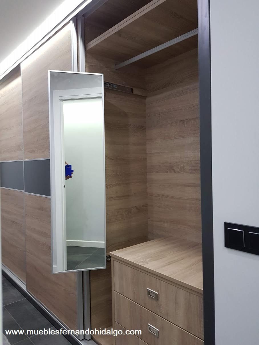 Un armario con un espejo y una cómoda.
