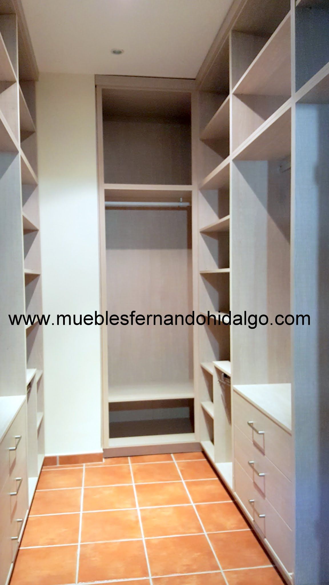 Una imagen de un vestidor con la pagina web www.mueblesfernandokdalgo.com