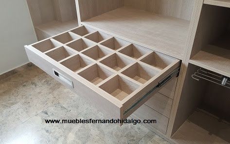 Un cajón en un armario con muchos cuadrados en él.