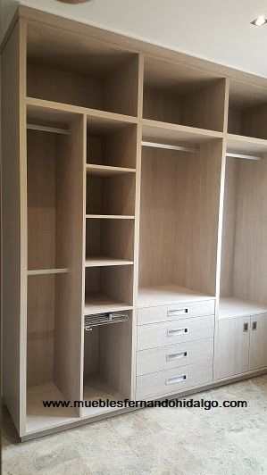 Un gran vestidor con muchos estantes y cajones.