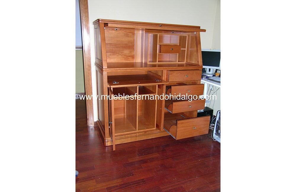 Un escritorio de madera con cajones abiertos en una habitación.
