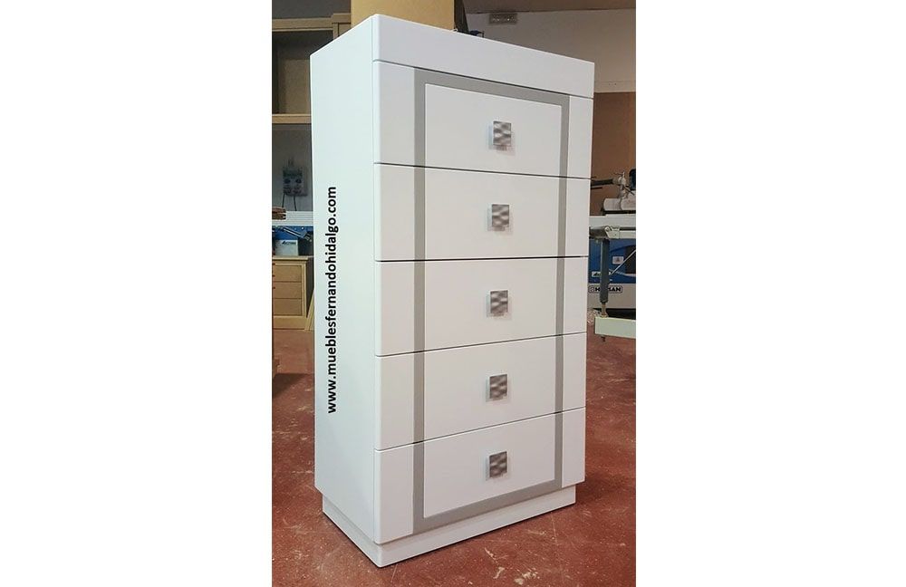 Una cómoda blanca reposa sobre un suelo de madera.