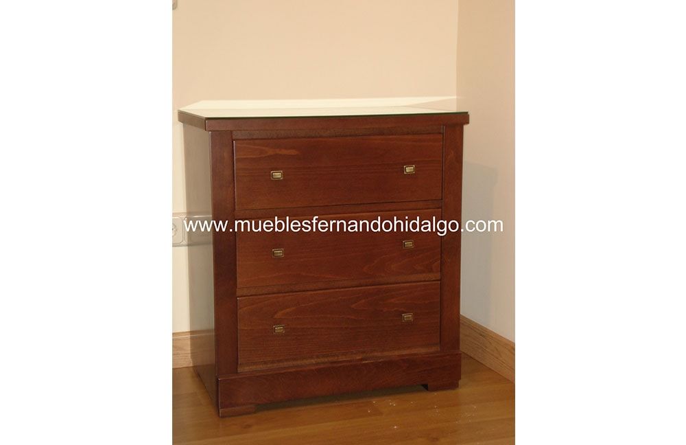 Una cómoda de madera con la web www.mueblesfernandohicaigo.com en la parte inferior