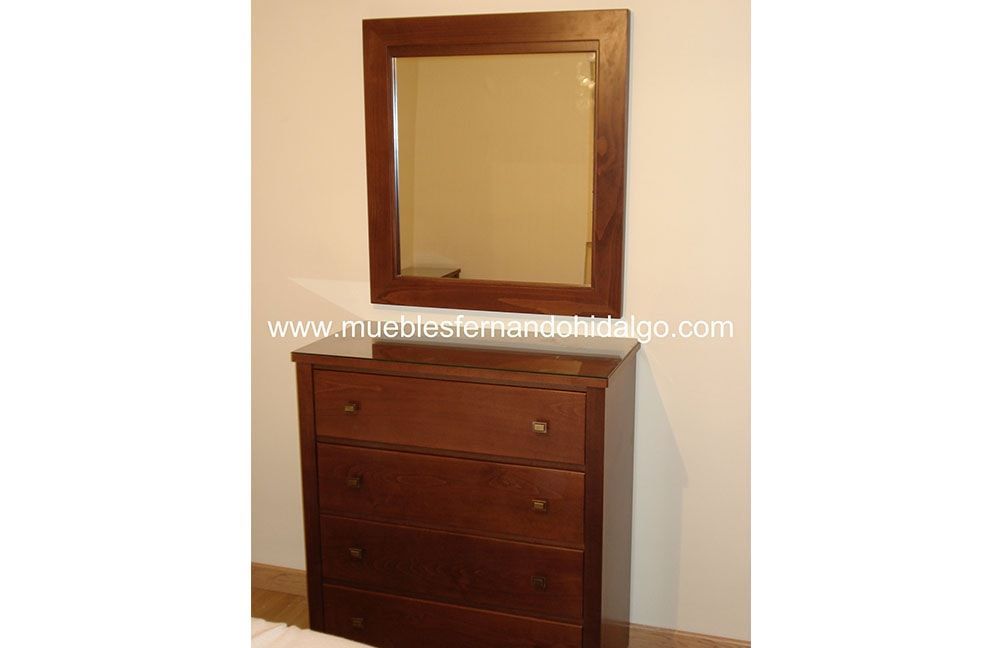 Una cómoda de madera con un espejo encima.