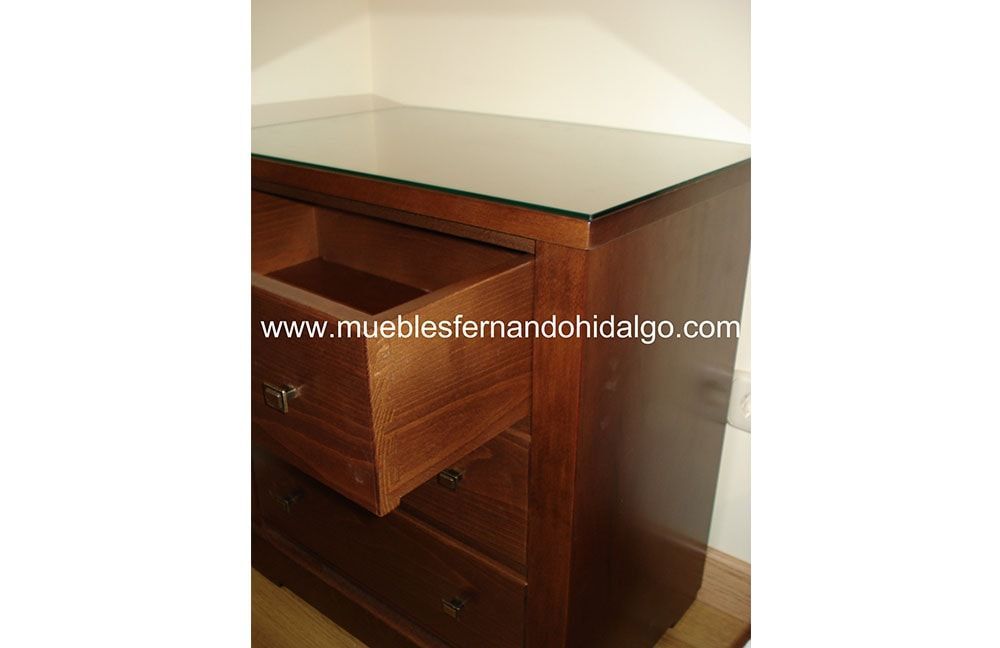 Una cómoda de madera con tapa de cristal y un cajón abierto.