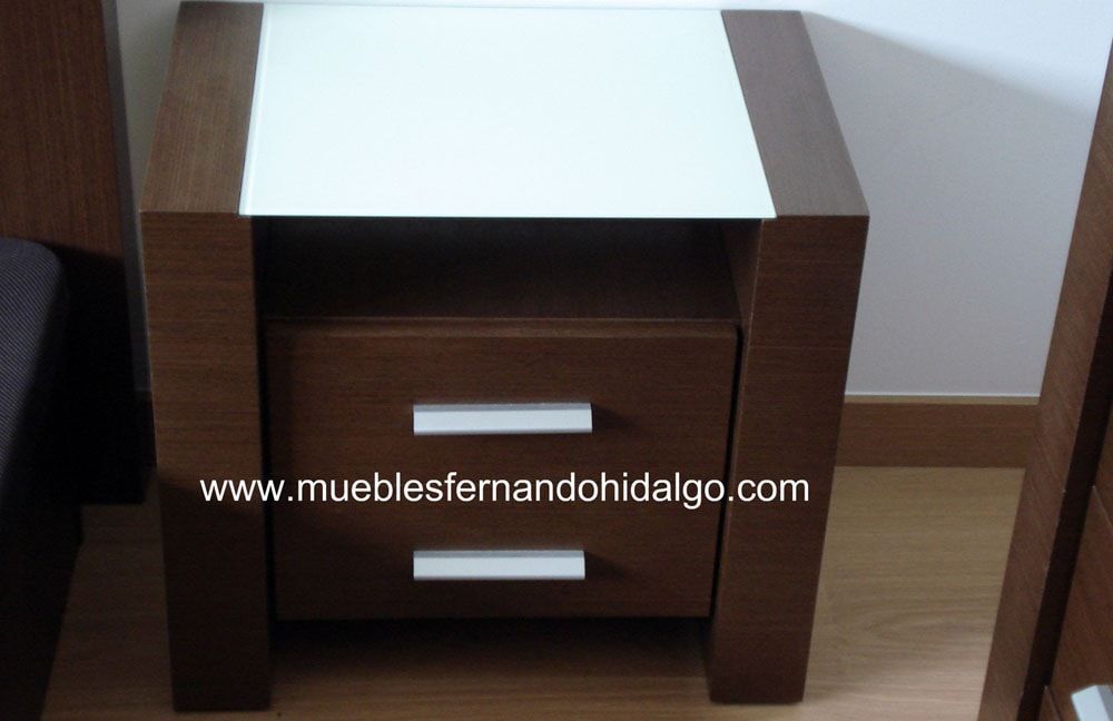 Una mesita de noche con dos cajones y la web www.mueblesfernandohidalgo.com