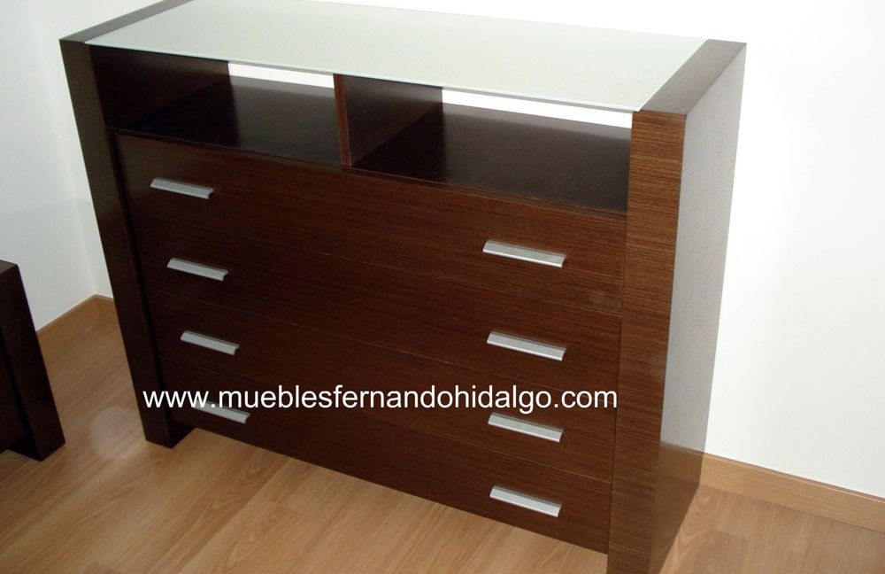 Una cómoda de madera con el sitio web www.mueblesfernandohidalgo.com escrito en ella
