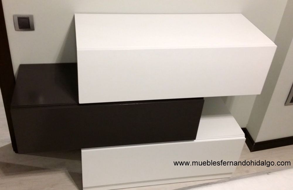 Una estantería en blanco y negro con la web www.mueblesfernandohdalgo.com