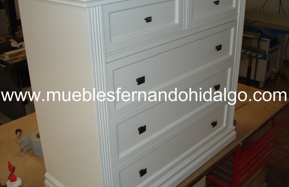 Una cómoda blanca con el sitio web www.mueblesfernandohidalgo.com escrito en ella