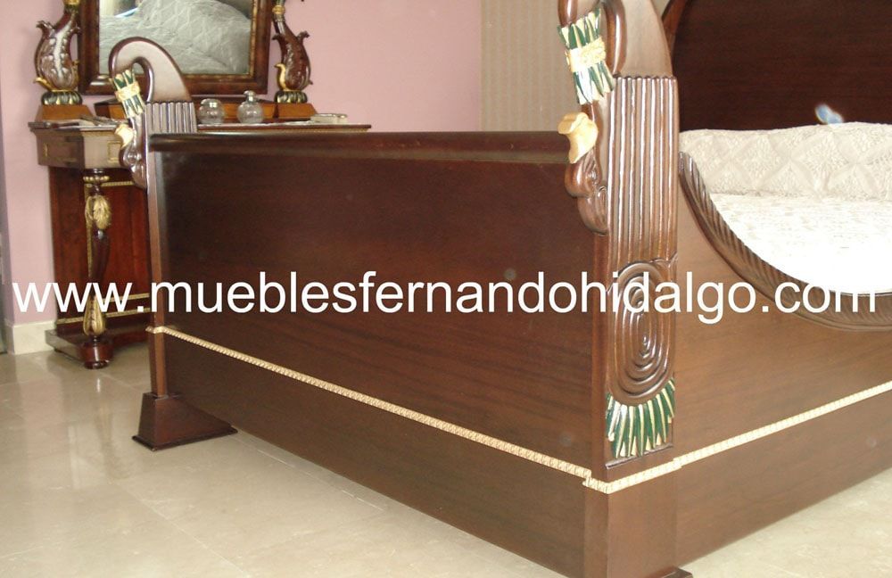 Una cama en un dormitorio con la web www.mueblesfernandohidalgo.com