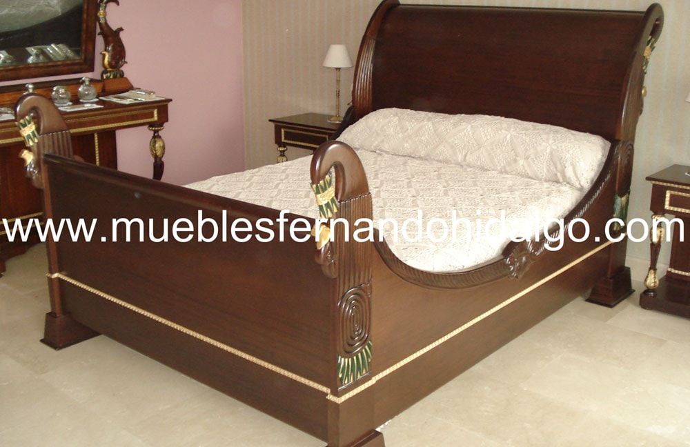 Una cama con la web www.mueblesfernandoburgo.com en la parte inferior