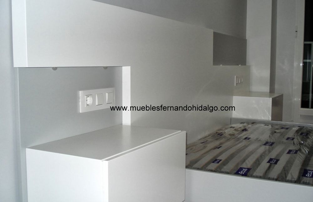Una imagen de un dormitorio con la web www.muebledemandonicaigo.com