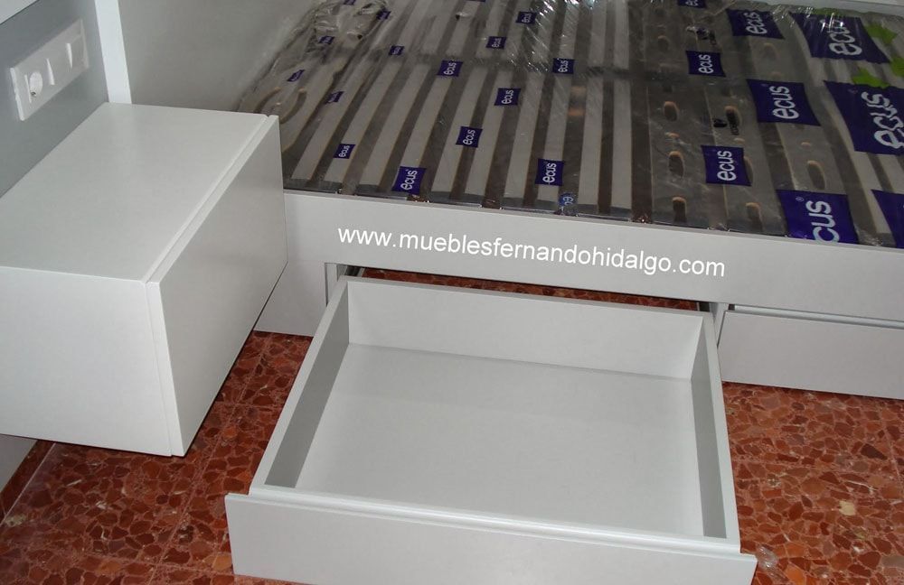 Una cama con un cajón debajo que dice www.mueblesfernandohidalgo.com