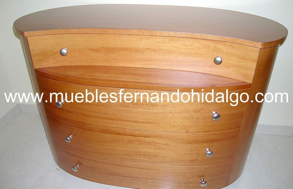 Una cómoda de madera con la web www.mueblesfernandohidalgo.com en la parte inferior