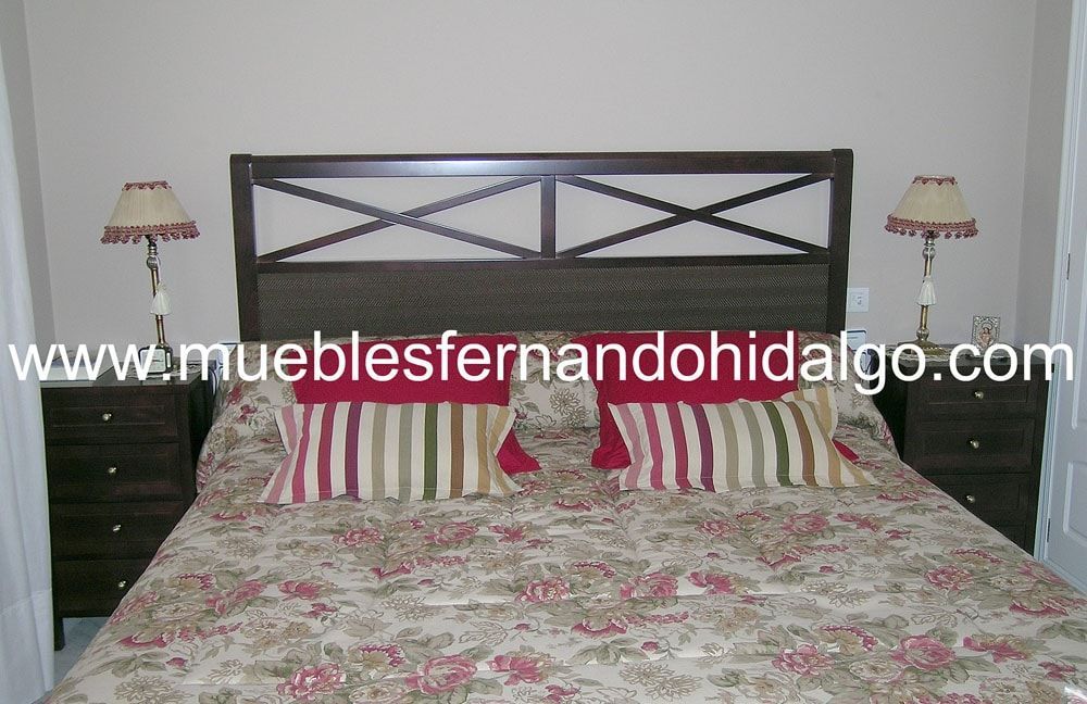 Un dormitorio con cama y lámparas y la web www.mueblesfernandohidalgo.com