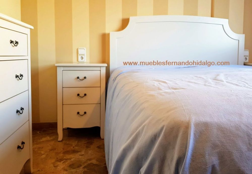 Un dormitorio con cama tocador y mesita de noche y la pagina web www.mueblesfernandohidalgo.com