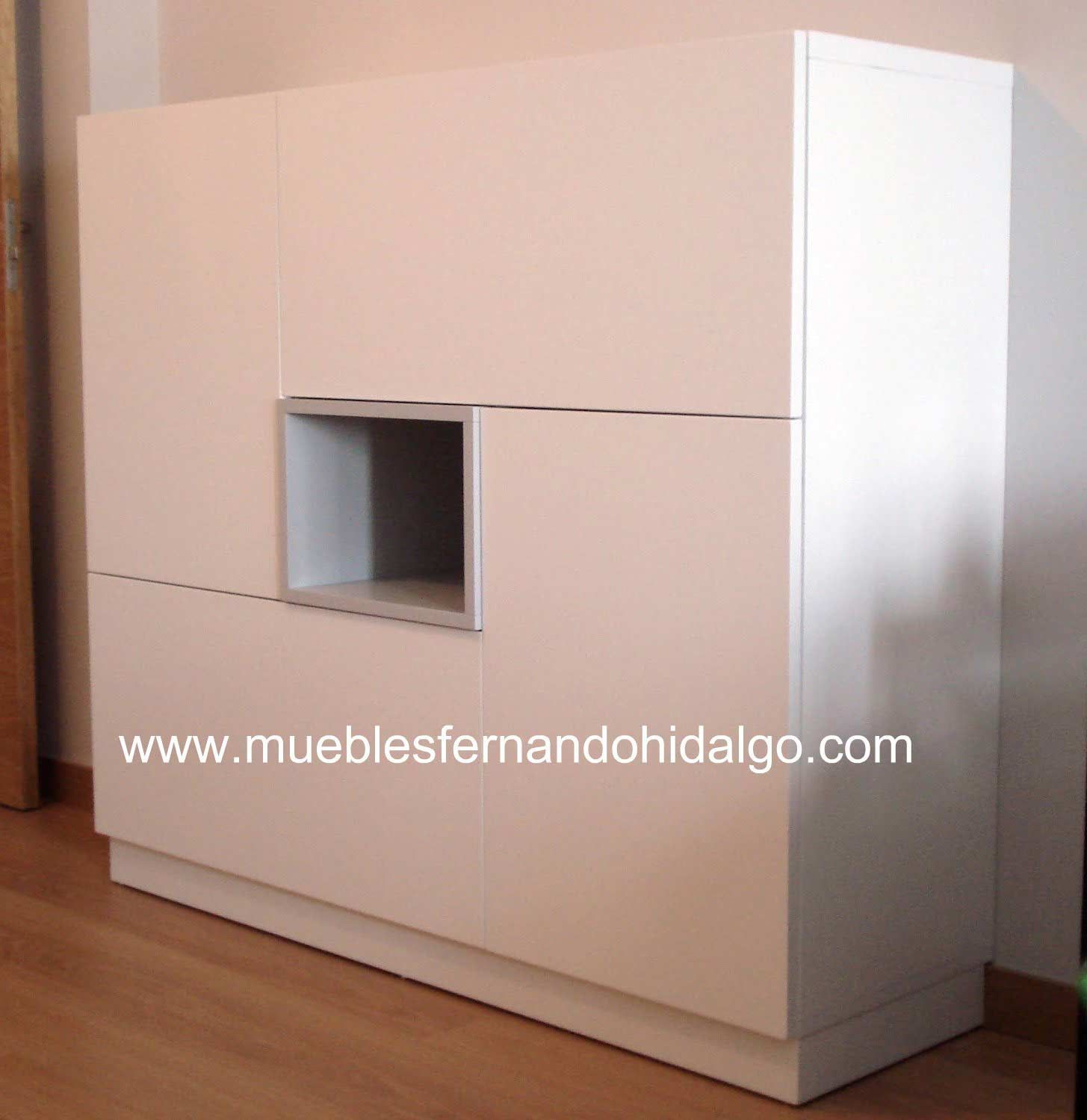 Un mueble blanco con el sitio web www.mueblesfernandohidalgo.com escrito en él