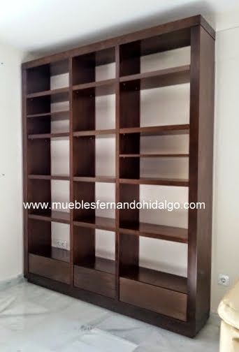 Hay una gran estantería de madera en una habitación.