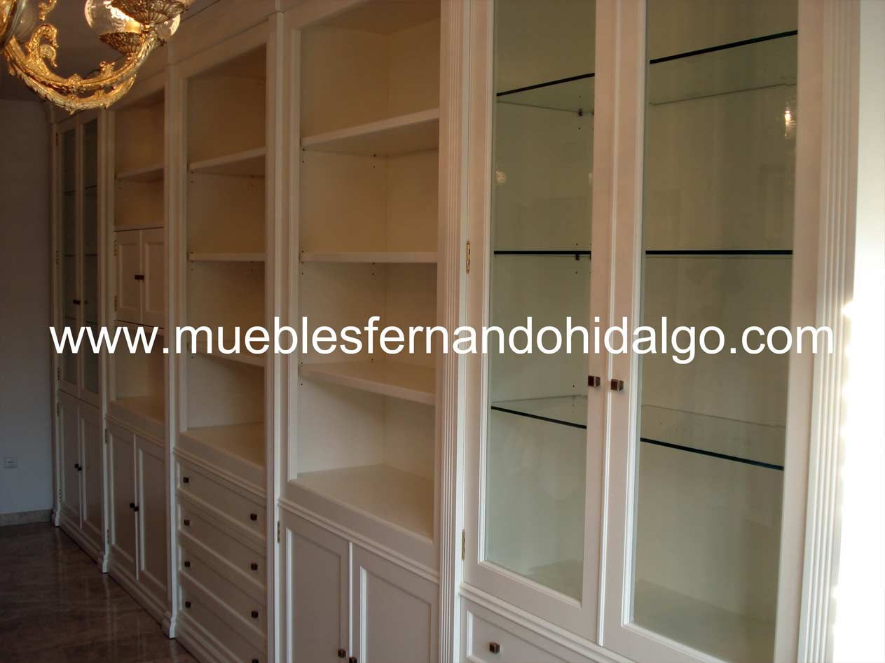 Una imagen de una estantería con la página web www.mueblesfernandohidalgo.com